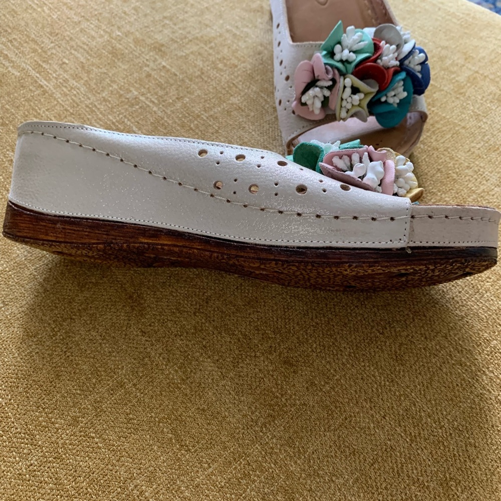 Slide sandals beige size 9 with fun flowers makes a statement - Picture 3 of 7